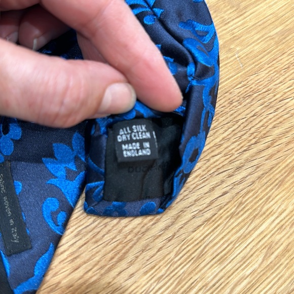 Duchamp 100% silk tie, dark blue background and electric blue flowers - Picture 4 of 5